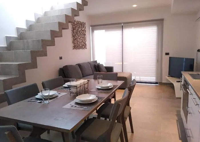 Private Roof W Plunge Pool, Brand New 2 Bedroom Penthouse For 6 Sleeps *
